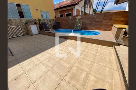 Casa à venda com 225m², 3 quartos e 3 vagas Casa à venda com 225m², 3 quartos e 3 vagasPiscina