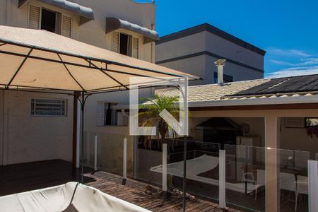 Casa à venda com 300m², 3 quartos e 4 vagas Casa à venda com 300m², 3 quartos e 4 vagasÁREA EXTERNA FUNDOS