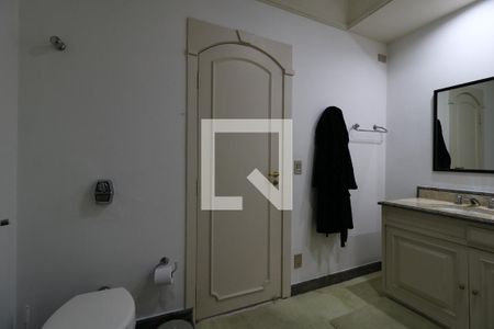 Casa à venda com 650m², 5 quartos e 3 vagasBanheiro da Suíte 2