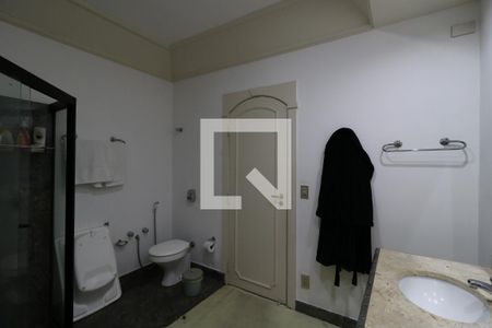 Casa à venda com 650m², 5 quartos e 3 vagasBanheiro da Suíte 2