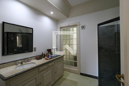 Casa à venda com 650m², 5 quartos e 3 vagasBanheiro da Suíte 2