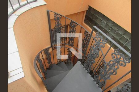 Casa à venda com 181m², 3 quartos e 2 vagasEscada área da Churrasqueira