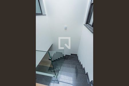 Casa para alugar com 160m², 3 quartos e 2 vagas Casa para alugar com 160m², 3 quartos e 2 vagasEscada