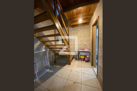 Casa à venda com 330m², 5 quartos e 4 vagas Casa à venda com 330m², 5 quartos e 4 vagasEscada