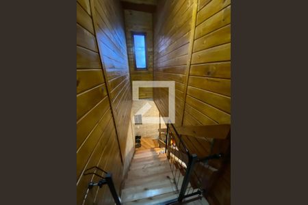 Casa à venda com 330m², 5 quartos e 4 vagas Casa à venda com 330m², 5 quartos e 4 vagasEscada