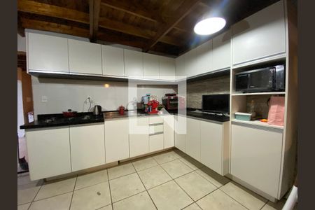 Casa à venda com 330m², 5 quartos e 4 vagas Casa à venda com 330m², 5 quartos e 4 vagascozinha casa 2