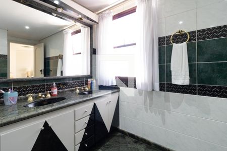 Casa à venda com 331m², 4 quartos e 4 vagasBanheiro Suite 1