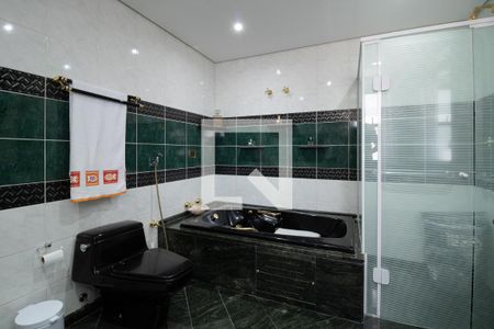 Casa à venda com 331m², 4 quartos e 4 vagasBanheiro Suite 1