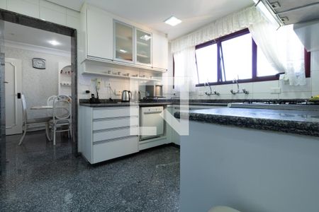 Casa à venda com 331m², 4 quartos e 4 vagasCozinha