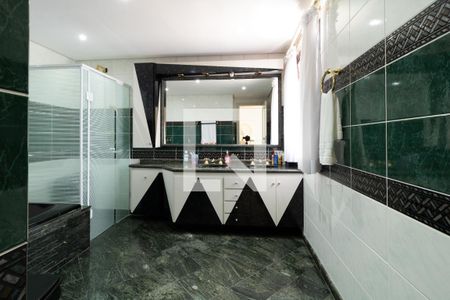 Casa à venda com 331m², 4 quartos e 4 vagasBanheiro Suite 1