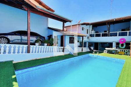 Casa à venda com 300m², 6 quartos e 5 vagas Casa à venda com 300m², 6 quartos e 5 vagasPiscina