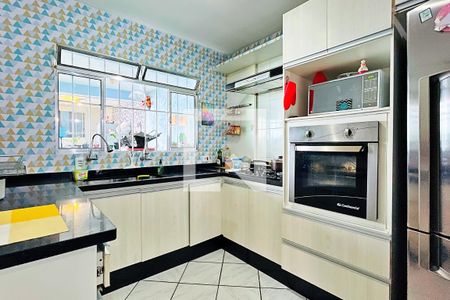 Casa à venda com 300m², 6 quartos e 5 vagas Casa à venda com 300m², 6 quartos e 5 vagasCozinha