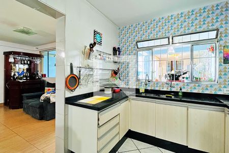 Casa à venda com 300m², 6 quartos e 5 vagas Casa à venda com 300m², 6 quartos e 5 vagasCozinha