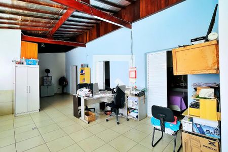 Casa à venda com 300m², 6 quartos e 5 vagas Casa à venda com 300m², 6 quartos e 5 vagasVaranda