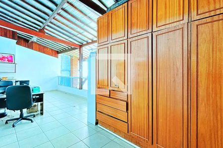 Casa à venda com 300m², 6 quartos e 5 vagas Casa à venda com 300m², 6 quartos e 5 vagasVaranda