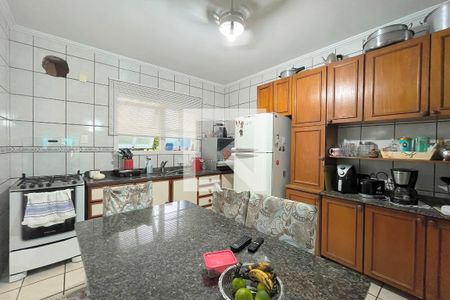 Casa à venda com 310m², 4 quartos e 5 vagas Casa à venda com 310m², 4 quartos e 5 vagasCozinha