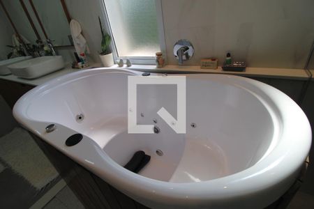 Apartamento à venda com 233m², 3 quartos e 3 vagasBanheira da suíte 1