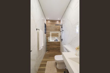 Casa de condomínio à venda com 390m², 4 quartos e 6 vagas Casa de condomínio à venda com 390m², 4 quartos e 6 vagasBanheiro