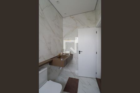 Casa de condomínio à venda com 390m², 4 quartos e 6 vagas Casa de condomínio à venda com 390m², 4 quartos e 6 vagasBanheiro Suíte 2