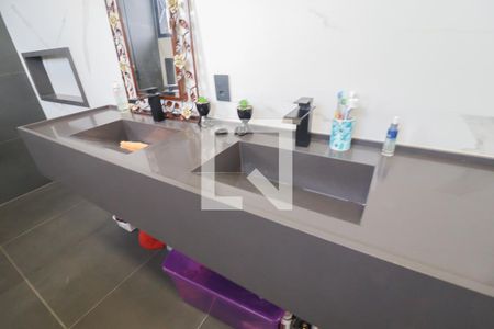 Casa de condomínio à venda com 390m², 4 quartos e 6 vagas Casa de condomínio à venda com 390m², 4 quartos e 6 vagasBanheiro Suíte 1