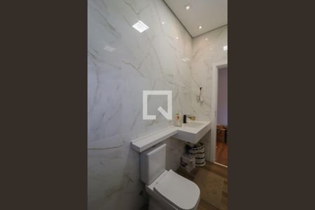 Casa de condomínio à venda com 390m², 4 quartos e 6 vagas Casa de condomínio à venda com 390m², 4 quartos e 6 vagasBanheiro