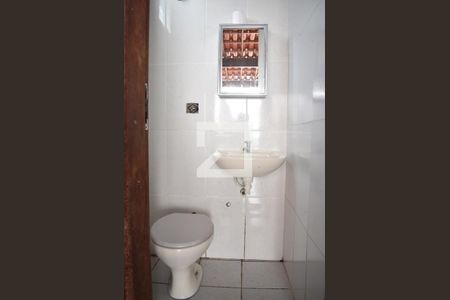 Casa de condomínio para alugar com 240m², 3 quartos e 4 vagasBanheiro de serviço