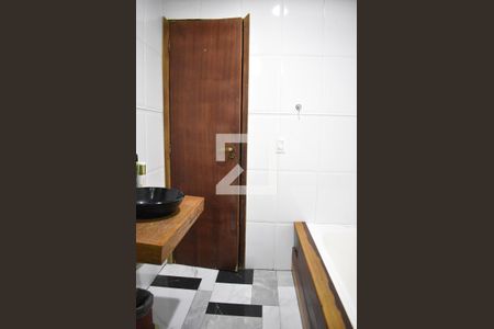 Casa de condomínio para alugar com 240m², 3 quartos e 4 vagasBanheiro da Suíte