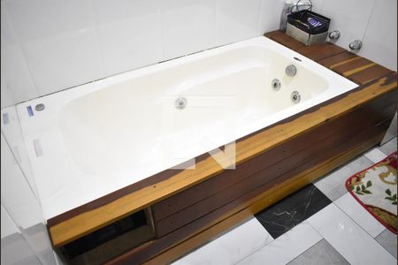 Casa de condomínio para alugar com 240m², 3 quartos e 4 vagasBanheira