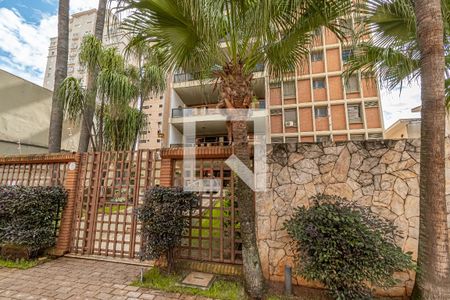 Apartamento à venda com 200m², 4 quartos e 2 vagas Apartamento à venda com 200m², 4 quartos e 2 vagasFachada e Portaria