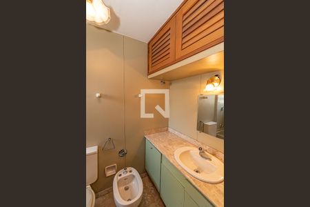 Apartamento à venda com 200m², 4 quartos e 2 vagas Apartamento à venda com 200m², 4 quartos e 2 vagasBanheiro da Suíte 2