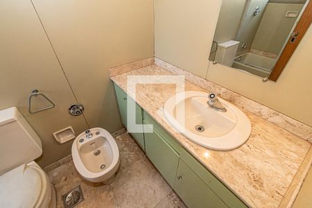 Apartamento à venda com 200m², 4 quartos e 2 vagas Apartamento à venda com 200m², 4 quartos e 2 vagasDetalhe Banheiro da Suíte 2