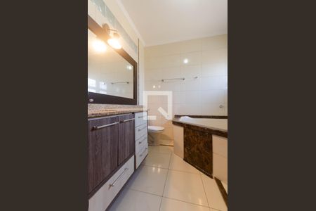 Casa de condomínio à venda com 172m², 3 quartos e 2 vagasBanheiro da Suíte 1