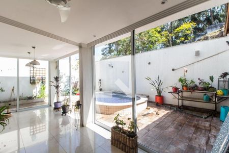 Casa de condomínio à venda com 318m², 4 quartos e 4 vagas