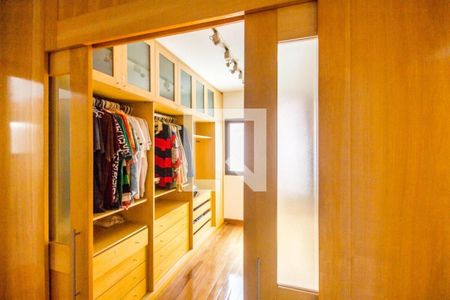 Casa de condomínio à venda com 318m², 4 quartos e 4 vagas