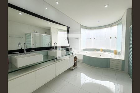 Casa à venda com 560m², 4 quartos e 4 vagas