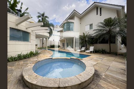 Casa à venda com 560m², 4 quartos e 4 vagas