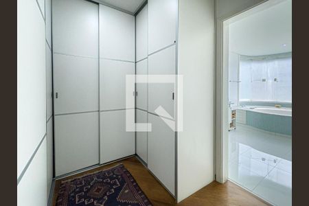 Casa à venda com 560m², 4 quartos e 4 vagas