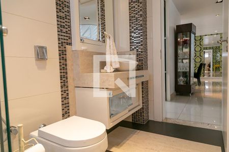 Casa à venda com 470m², 5 quartos e sem vaga Casa à venda com 470m², 5 quartos e sem vagaBanheiro Corredor