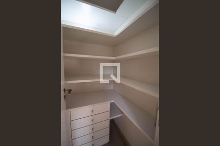 Casa de condomínio à venda com 340m², 4 quartos e 4 vagas Casa de condomínio à venda com 340m², 4 quartos e 4 vagasDispensa