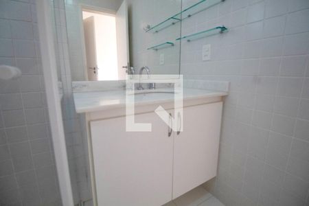 Casa de condomínio à venda com 340m², 4 quartos e 4 vagas Casa de condomínio à venda com 340m², 4 quartos e 4 vagasBanheiro da Suíte 2