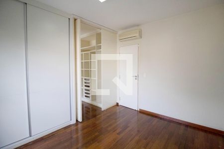 Casa de condomínio à venda com 340m², 4 quartos e 4 vagas Casa de condomínio à venda com 340m², 4 quartos e 4 vagasSuíte 1