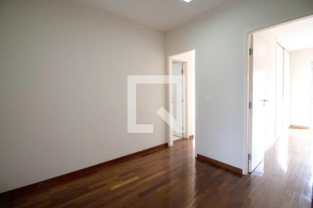 Casa de condomínio à venda com 340m², 4 quartos e 4 vagas Casa de condomínio à venda com 340m², 4 quartos e 4 vagasCorredor