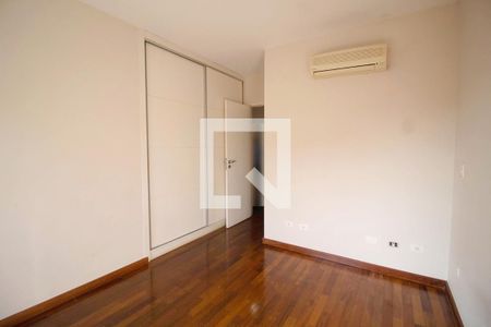 Casa de condomínio à venda com 340m², 4 quartos e 4 vagas Casa de condomínio à venda com 340m², 4 quartos e 4 vagasSuíte 2