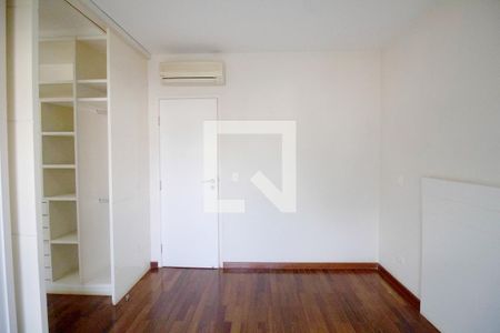 Casa de condomínio à venda com 340m², 4 quartos e 4 vagas Casa de condomínio à venda com 340m², 4 quartos e 4 vagasSuíte 1