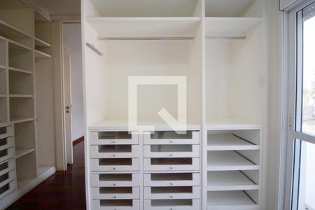 Casa de condomínio à venda com 340m², 4 quartos e 4 vagas Casa de condomínio à venda com 340m², 4 quartos e 4 vagasSuíte 2