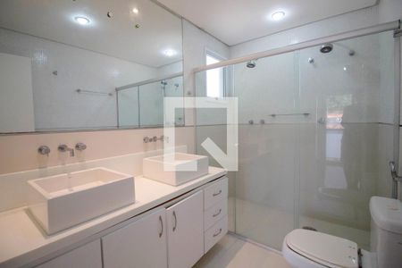 Casa de condomínio à venda com 340m², 4 quartos e 4 vagas Casa de condomínio à venda com 340m², 4 quartos e 4 vagasBanheiro da Suíte 1