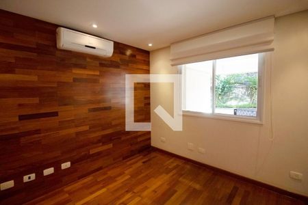 Casa de condomínio à venda com 340m², 4 quartos e 4 vagas Casa de condomínio à venda com 340m², 4 quartos e 4 vagasSala de TV