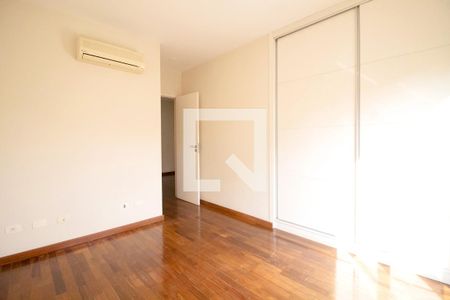 Casa de condomínio à venda com 340m², 4 quartos e 4 vagas Casa de condomínio à venda com 340m², 4 quartos e 4 vagasSuíte 3