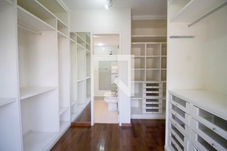 Casa de condomínio à venda com 340m², 4 quartos e 4 vagas Casa de condomínio à venda com 340m², 4 quartos e 4 vagasCloset da suíte 1