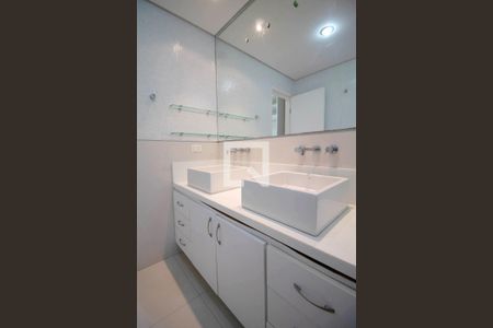 Casa de condomínio à venda com 340m², 4 quartos e 4 vagas Casa de condomínio à venda com 340m², 4 quartos e 4 vagasBanheiro da Suíte 1